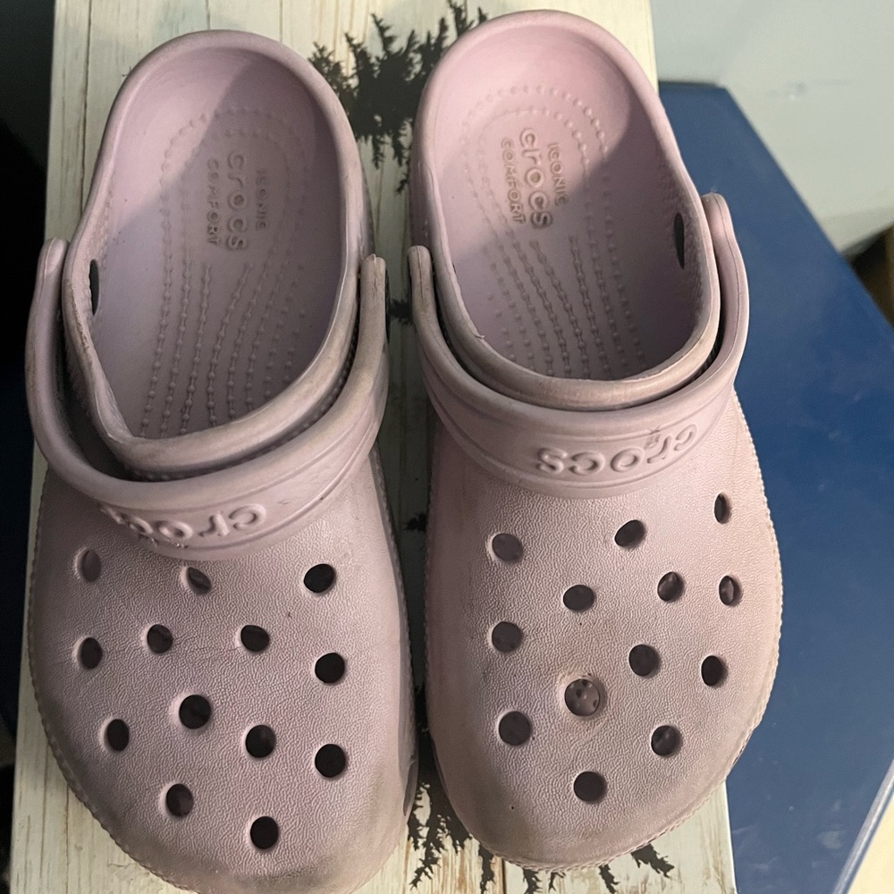 Light purple girls crocs